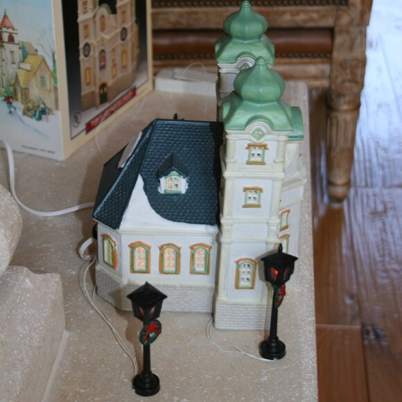 Christmas 1995 Lemax Dickensvale Porcelain Lighted House & Street Lamps - Picture 3 of 15